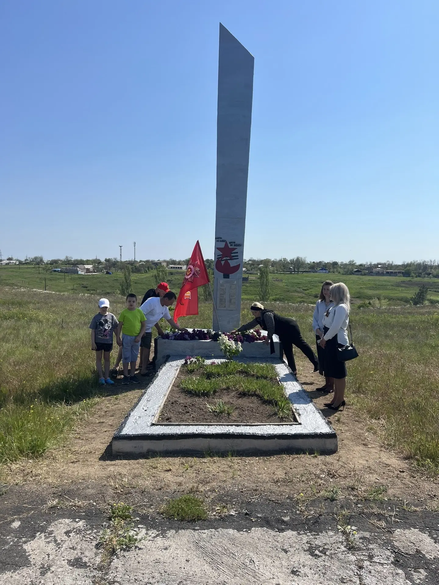 Специалисты МБУ «Павлопольский СДК» и жители с. Павлополь возложили цветы к памятнику с...