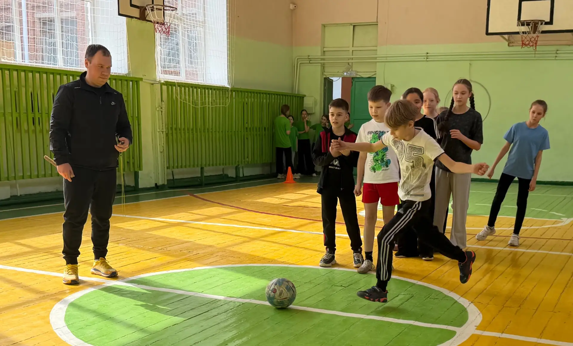 В здоровом теле - здоровый дух!  8 апреля команды 5-8 классов прошли спортивную полосу препятствий в