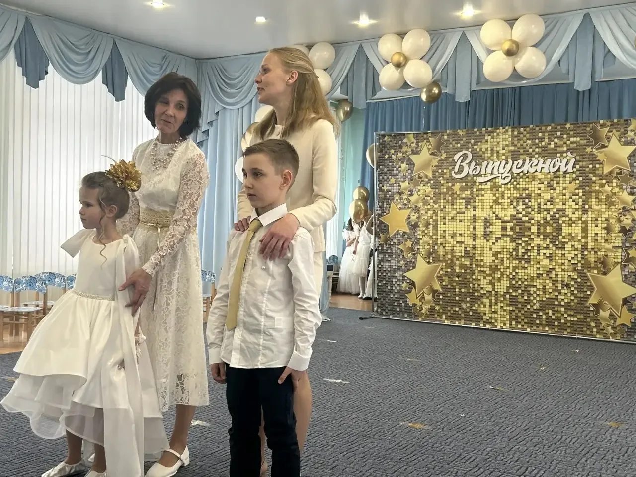 Ловите новую порцию праздничного настроения! 🌟  Спешим поделиться фотографиями еще с одного выпускно