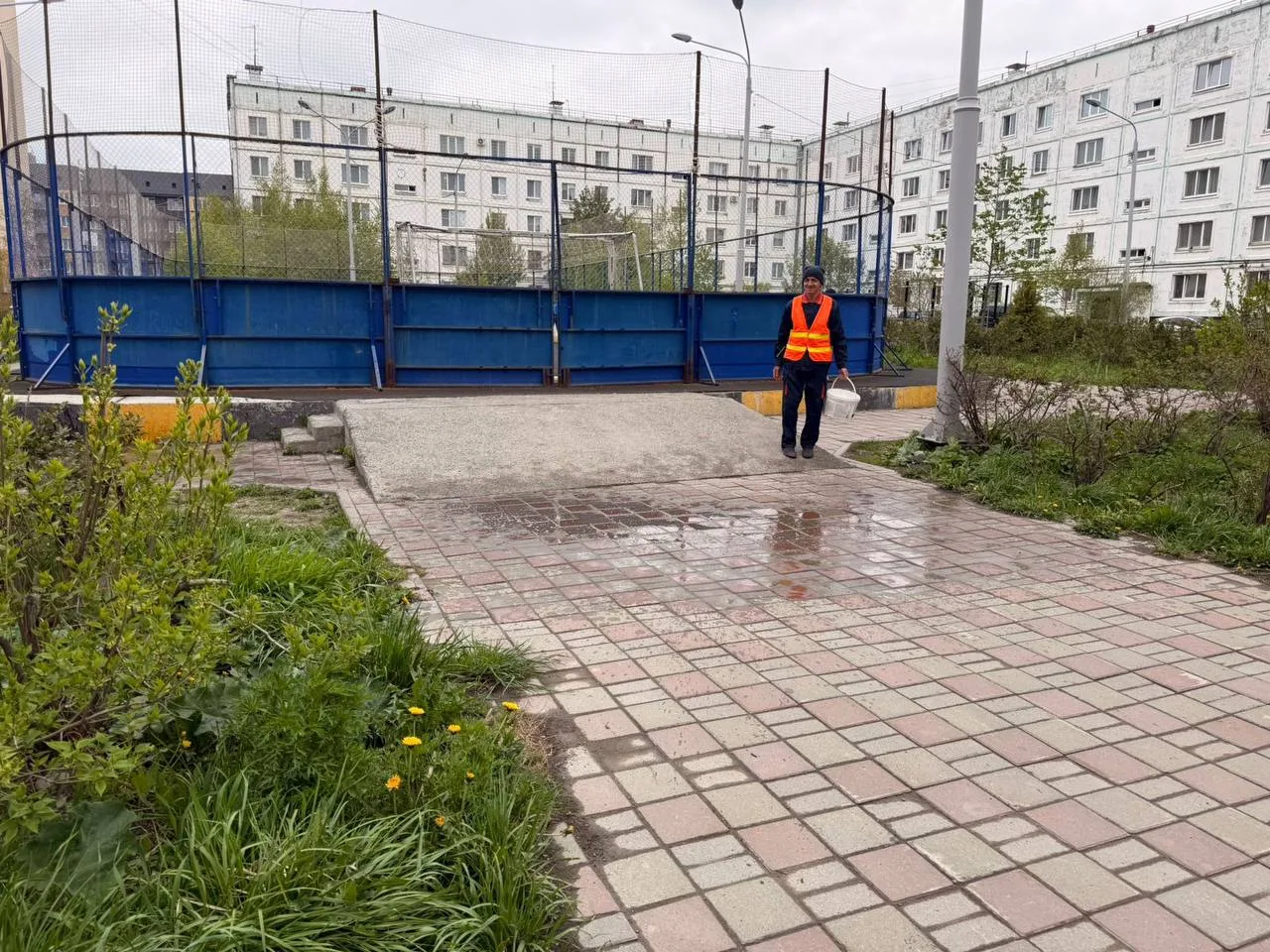 Очень интересно 🤡 Что они вытворяют непонятно 🤷‍♀️  Авиационная 74. Приехали бригадой лить воду на п