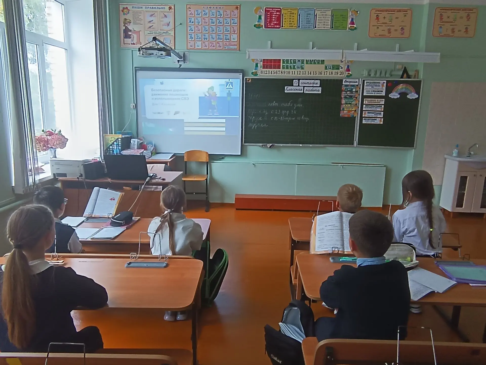 Сегодня в 3 классе прошёл важный тематический урок, посвященный безопасности дорожного ...