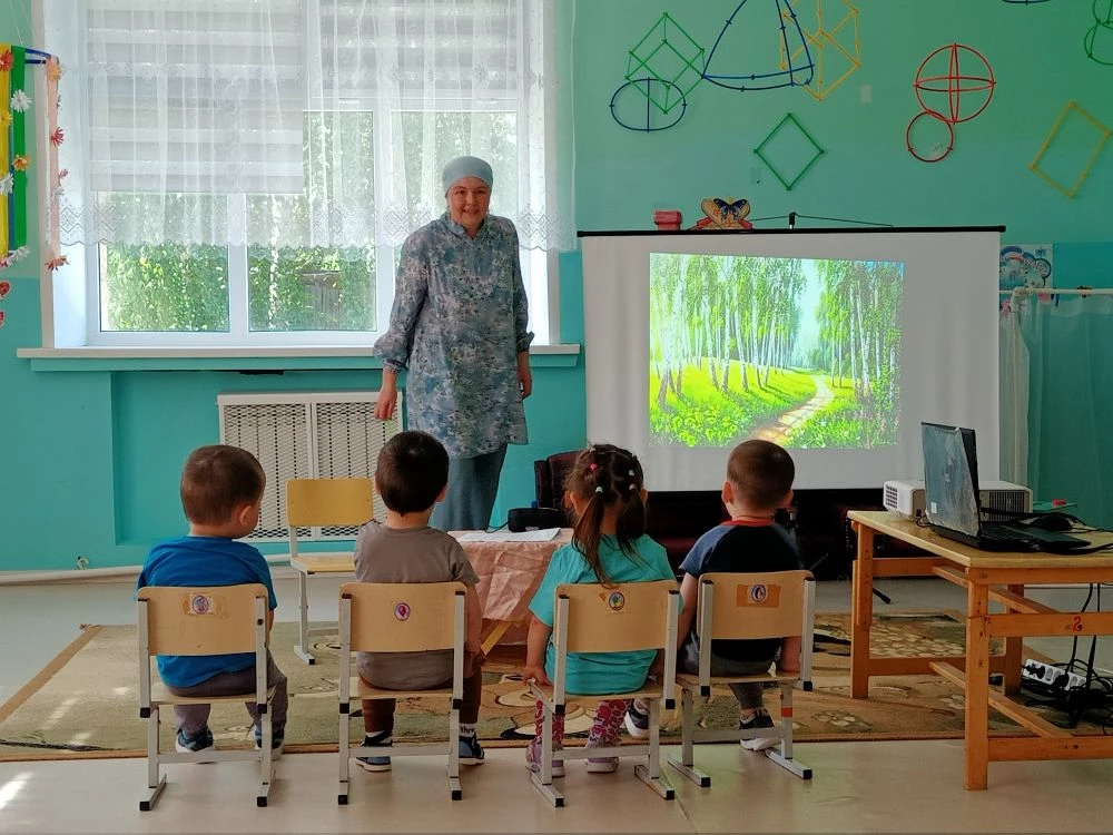 19 нчы май көнне беренче кечкенәләр төркеме балалары белән бакчабызда тәрбиячеләр катна...