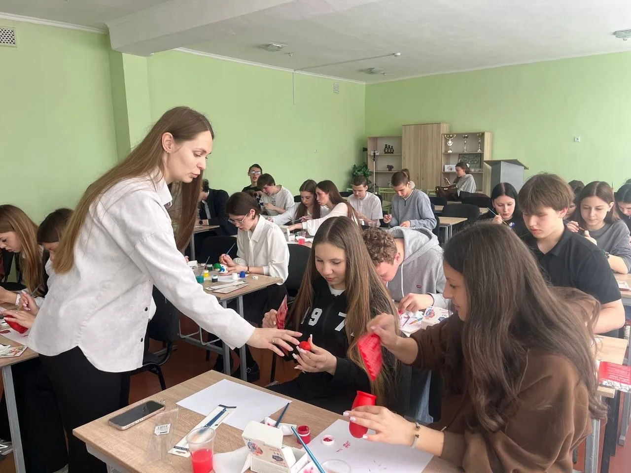 🇷🇺 Мастер‑класс по росписи матрёшек в ГБОУ "СШ № 32 Г.О. МАКЕЕВКА" 🎨  30 марта 2026 года учащиеся пр