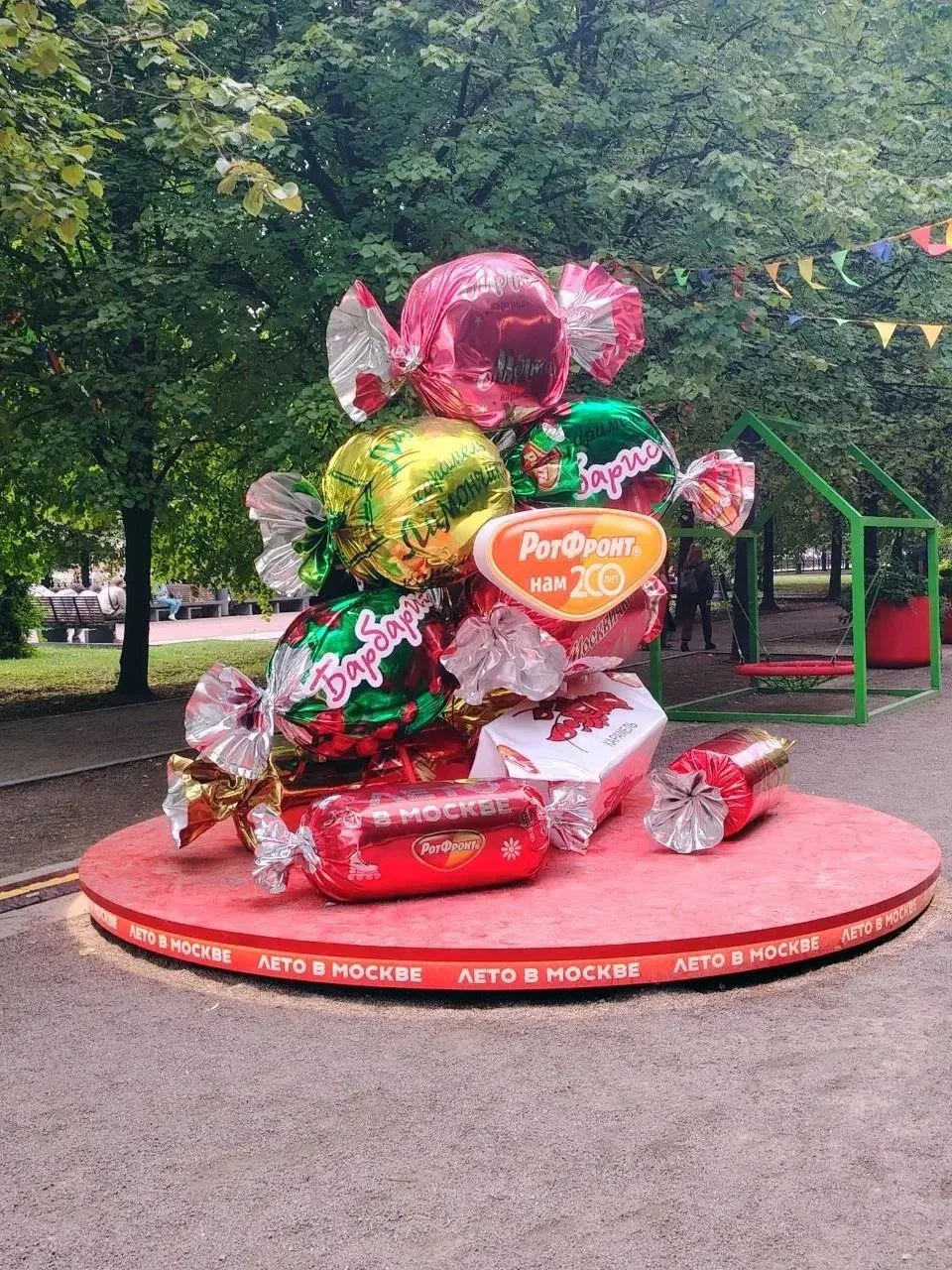 🍬 На Цветном бульваре появилась яркая конфетная инсталляция