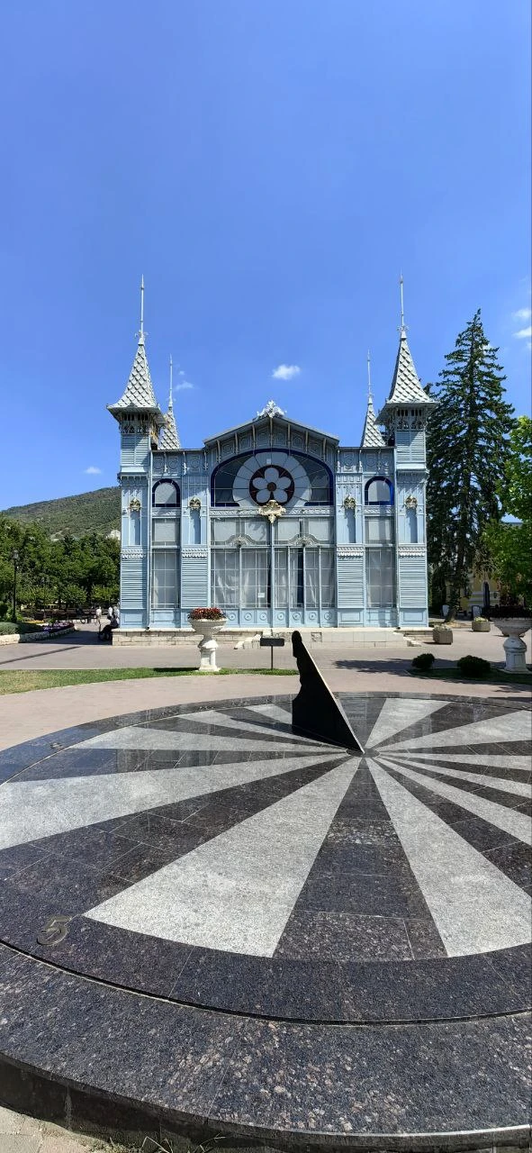 Друзья, приглашаем вас окунуться в романтику старинных курортов Кавказа... 🌸📷

Вас ждут три города
