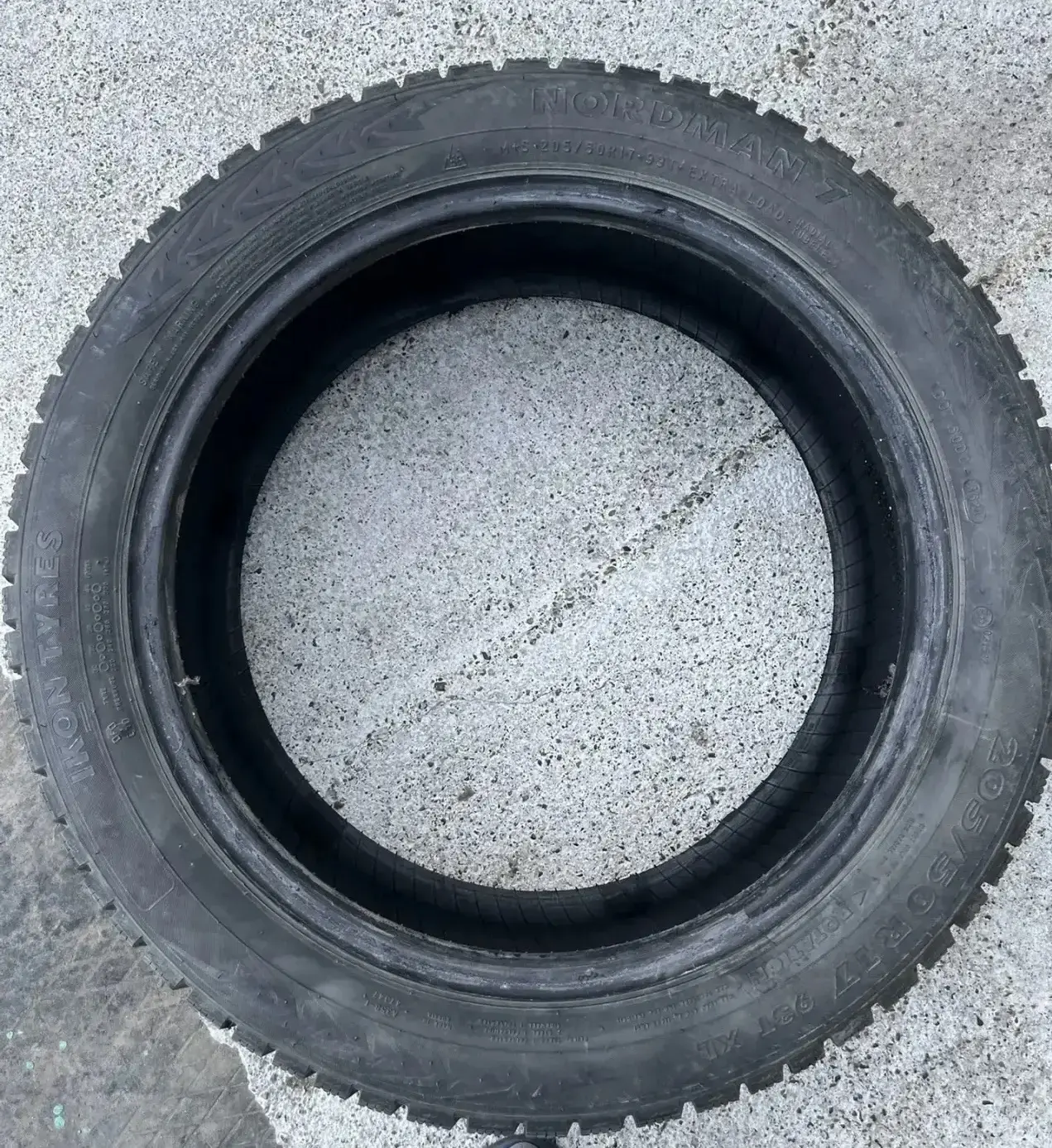 Продам зимнюю резину Nordman 7, размер 205/50 R17, отъездили один сезон