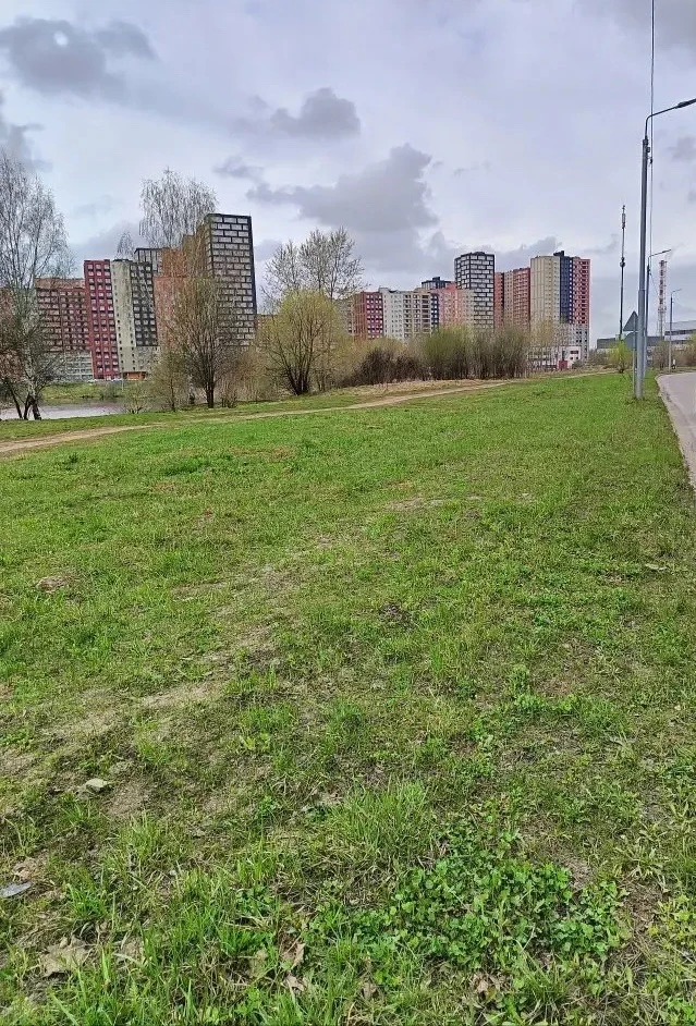 🌳 Субботники продолжаются: УК приводит в порядок территорию жилого фонда.