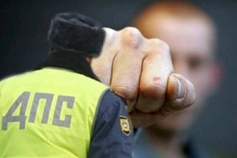 ❗️Курянин при задержании ударил полицейского и сорвал с него нагрудный знак