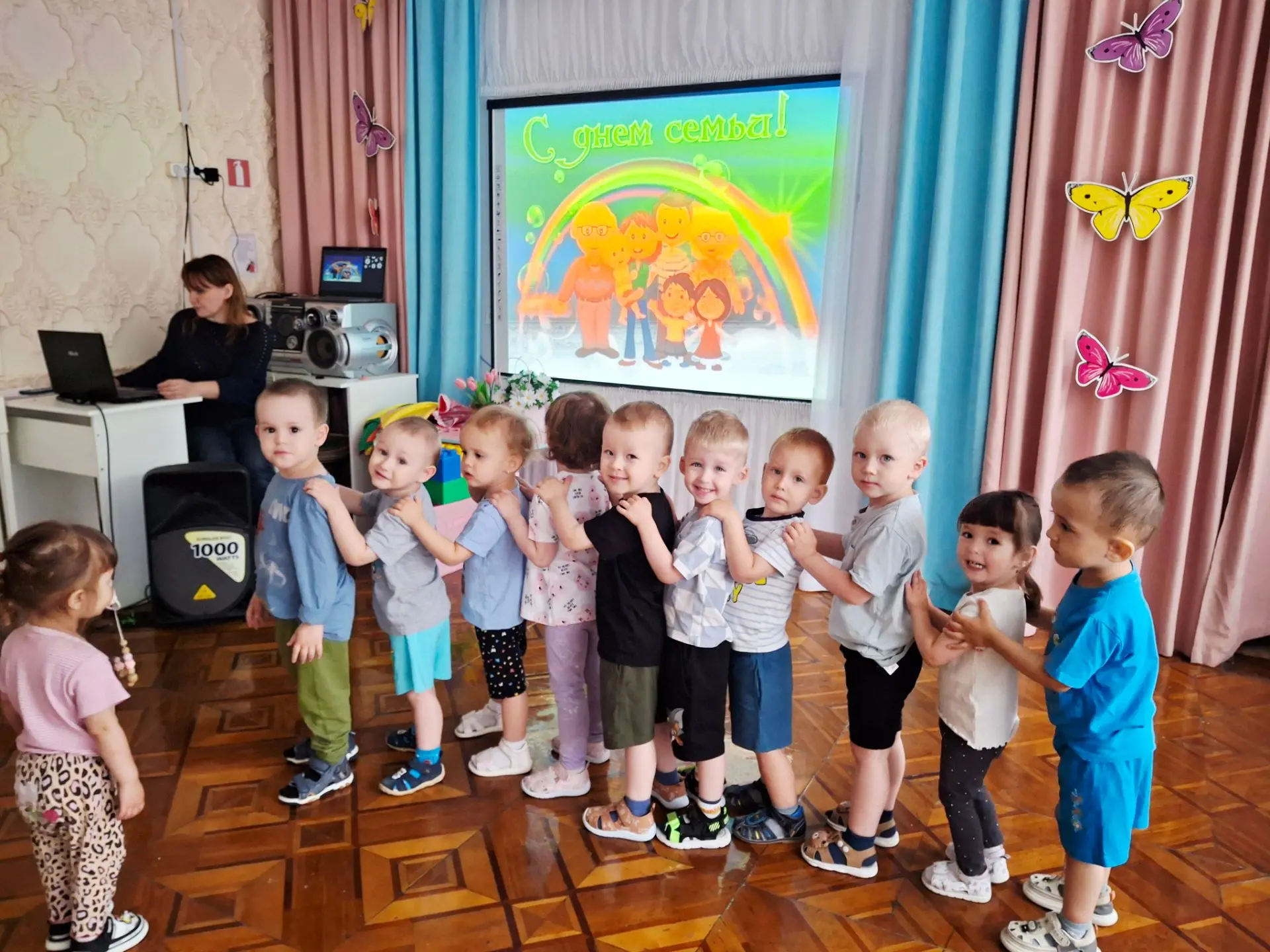 🌼 В преддверии
8 июля - ДЕНЬ СЕМЬИ ЛЮБВИ И ВЕРНОСТИ, для детей  группы "Ёлочка" было организовано т