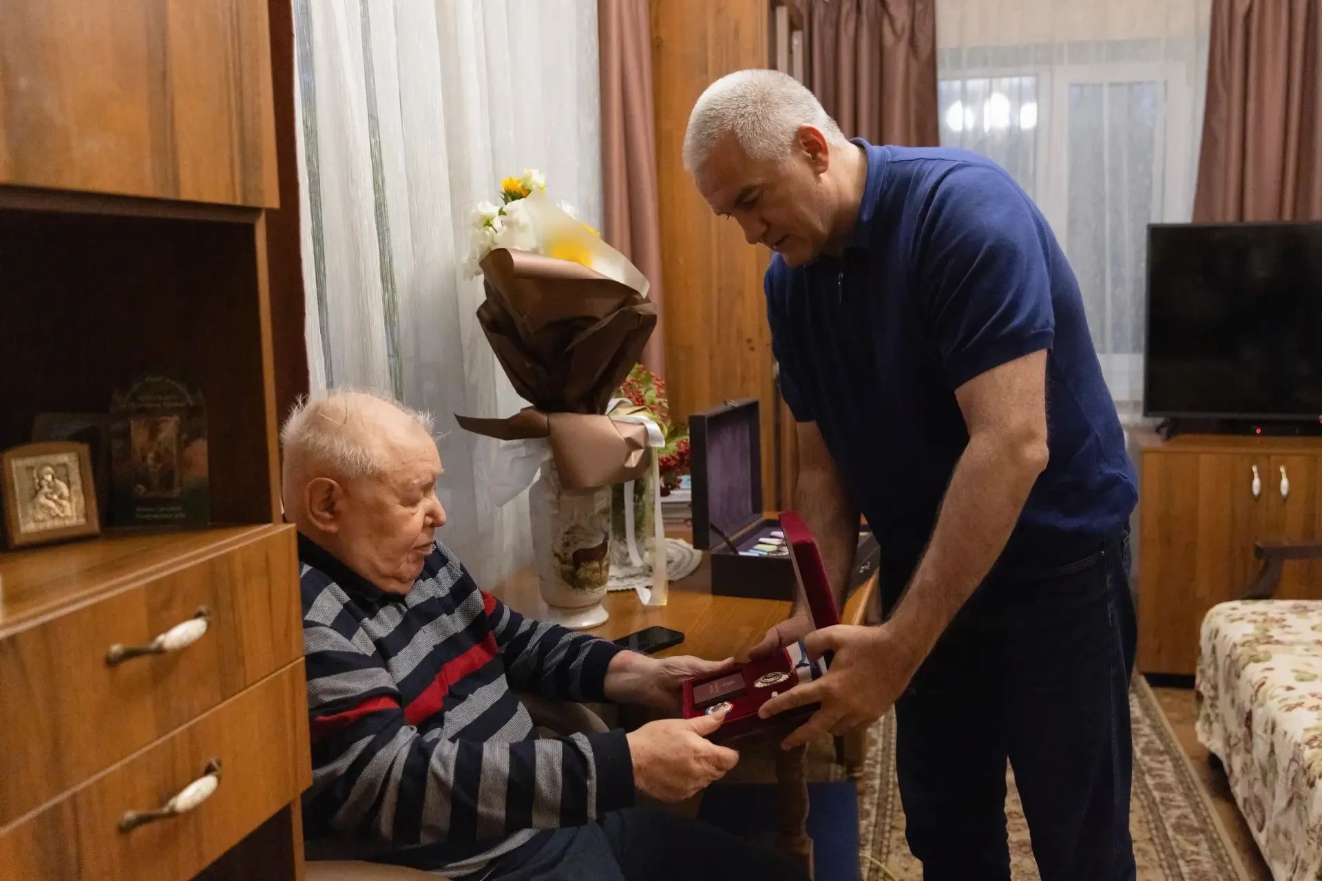 Александр Форманчук удостоен звания Почетный гражданин Республики Крым. Нагрудный знак,...