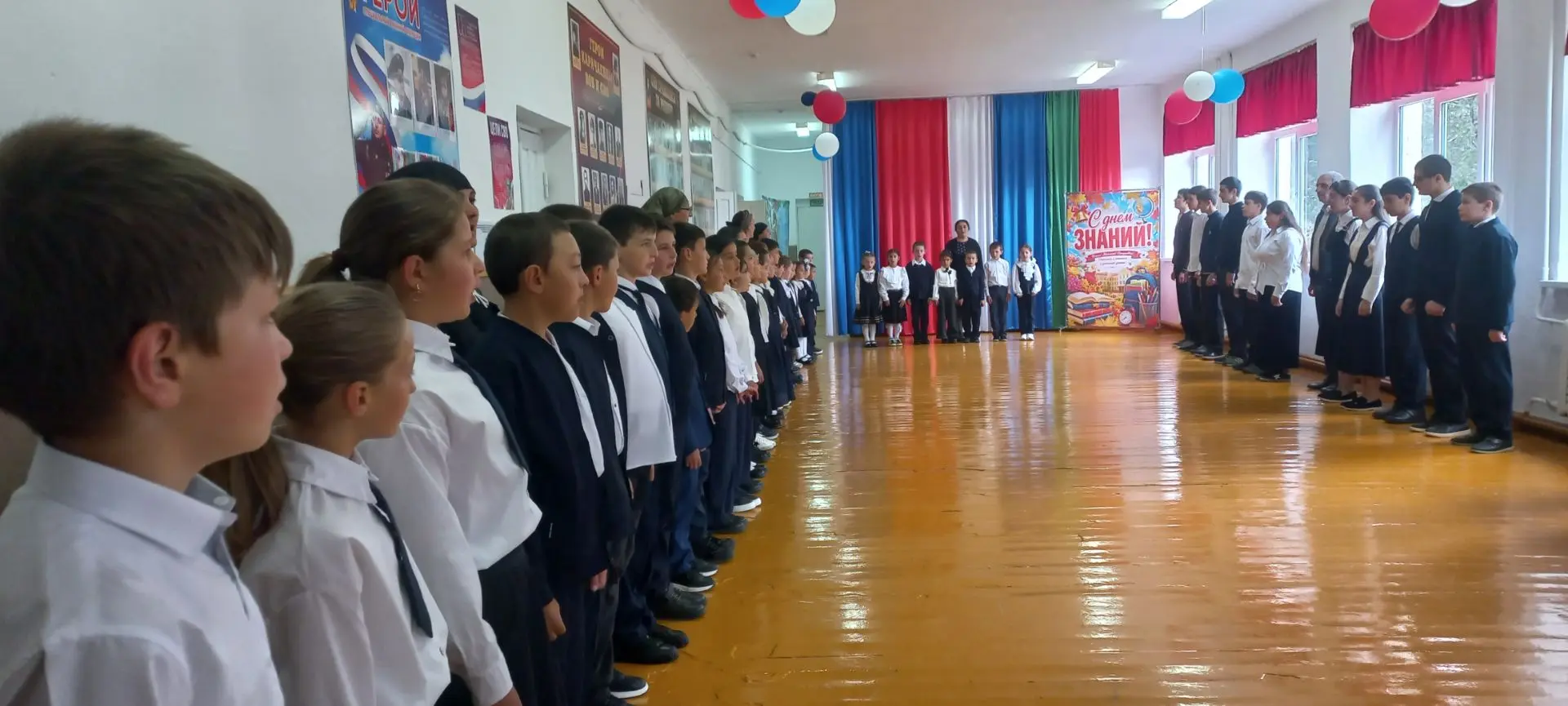 🇷🇺 Учебная неделя в нашей школе началась с традиционной церемонии — поднятия Государс...