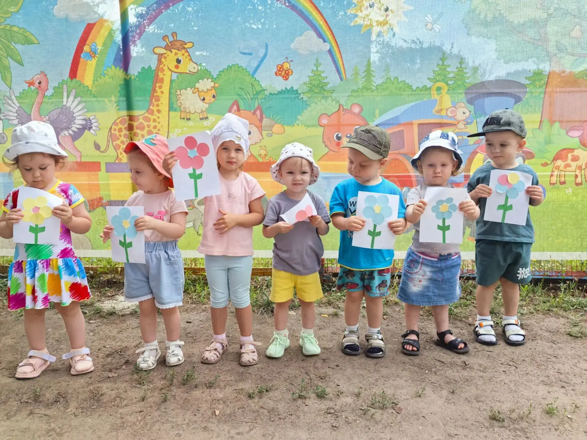 Сегодня в ясельной группе мы творили — делали аппликацию «Цветочек»! 🌸 Малыши старател...