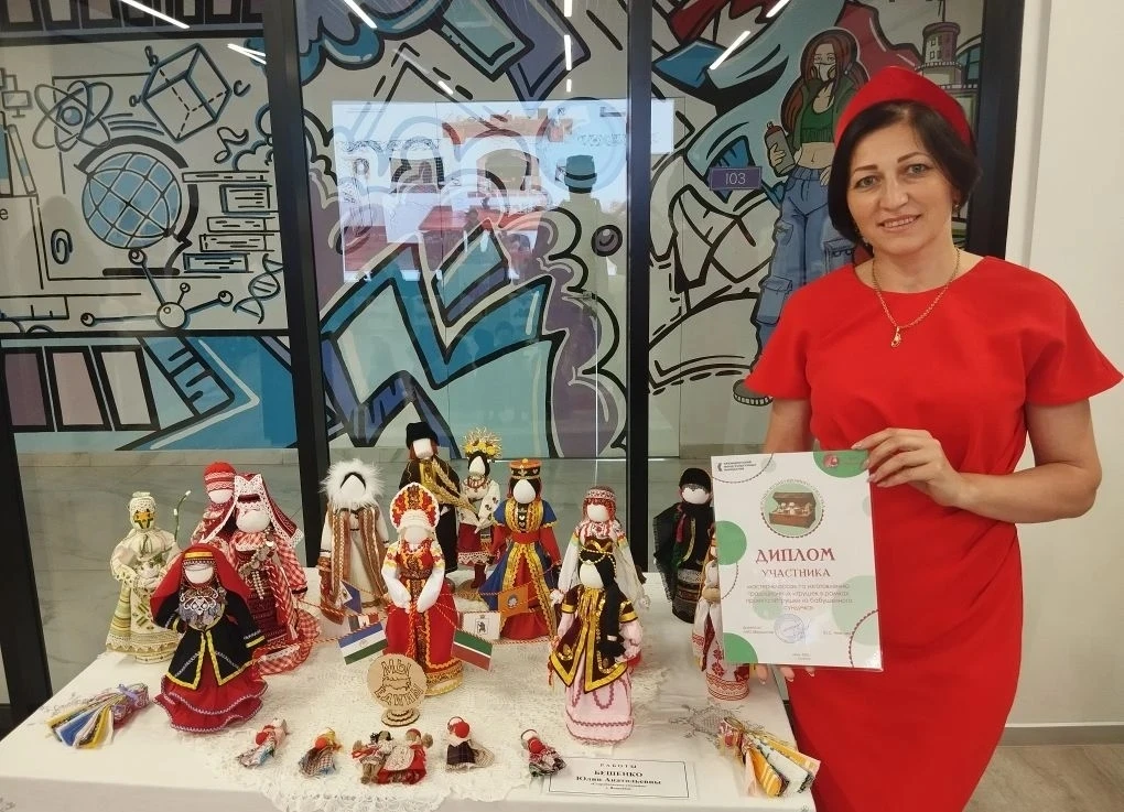 🧸 🎠Выставка-форум «Игрушки из бабушкиного сундучка» в Луганске, в Доме молодежи.

Это завершение у