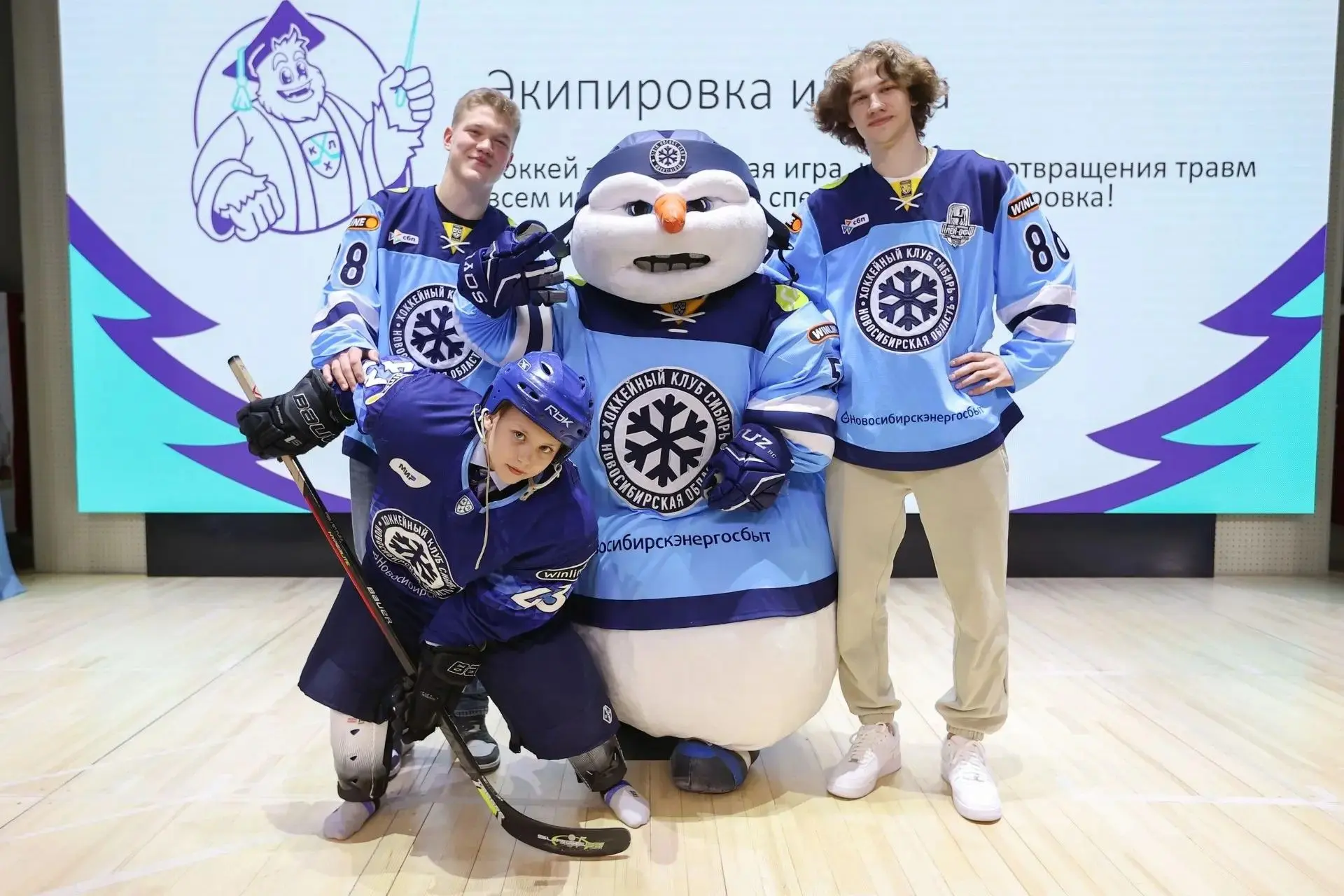 ❄️В Лицее №185 прошел урок хоккея🏒, организованный хоккейным клубом "Сибирь"🩵💙🤍. На мероприятии прис