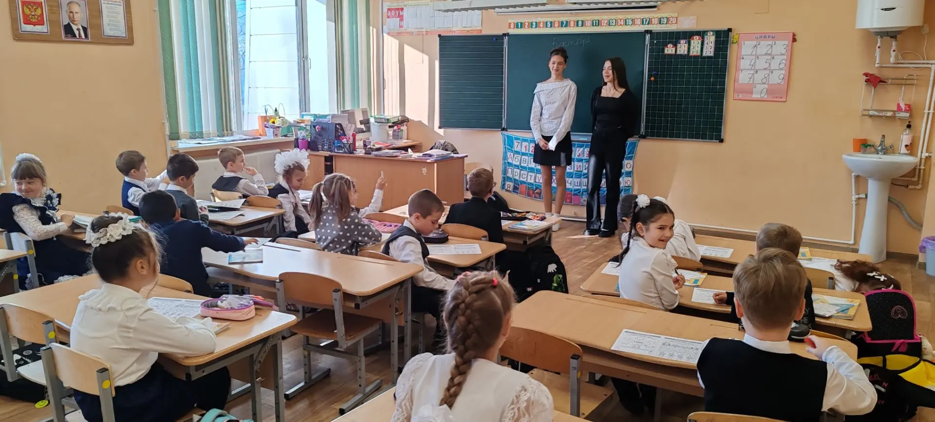 Сегодня в начальной школе прошёл День самоуправления — старшеклассники взяли на себя ро...