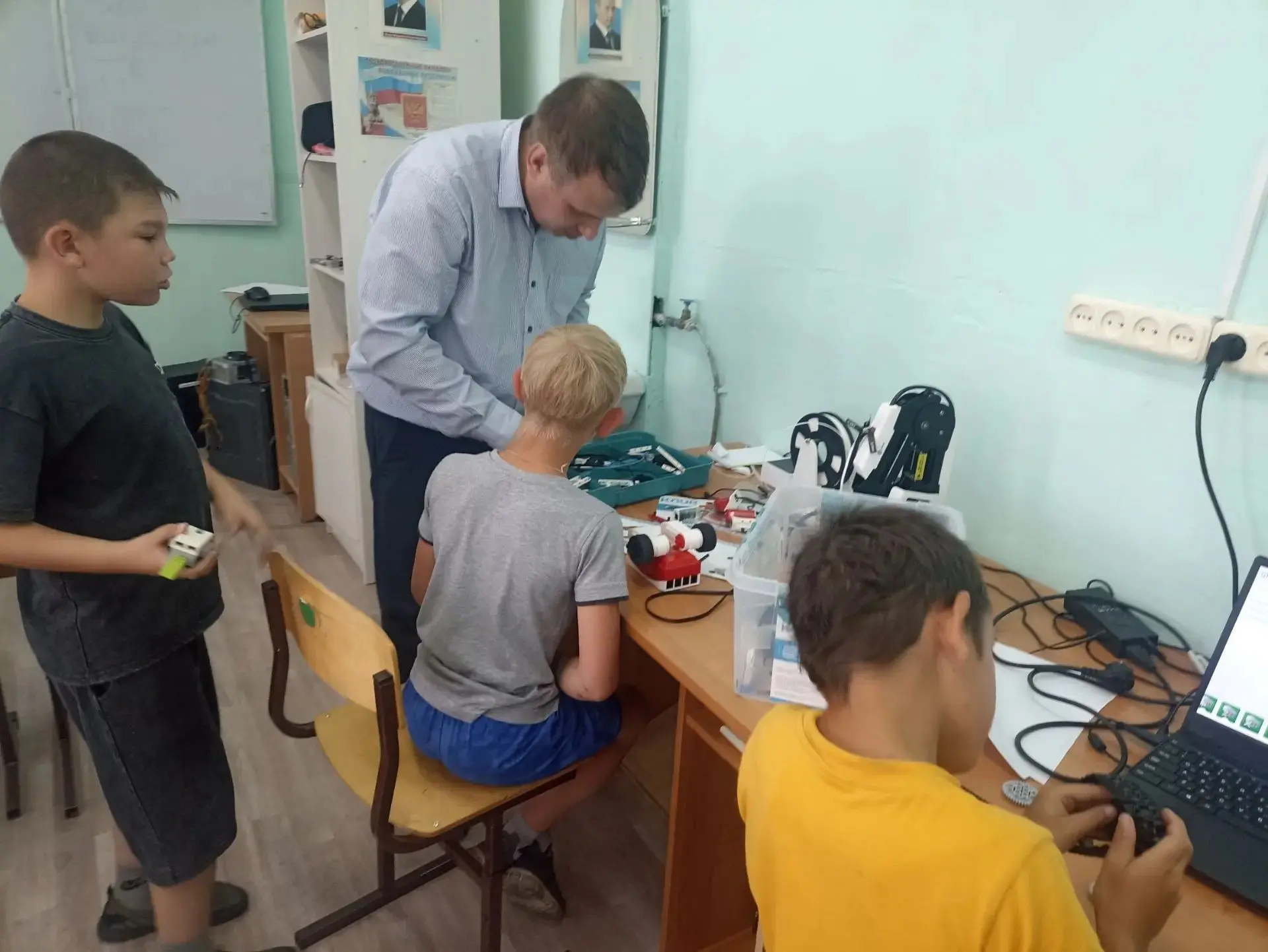 В пришкольном лагере работает программа "Летняя школа робототехники". Ребята с удовольствием собираю