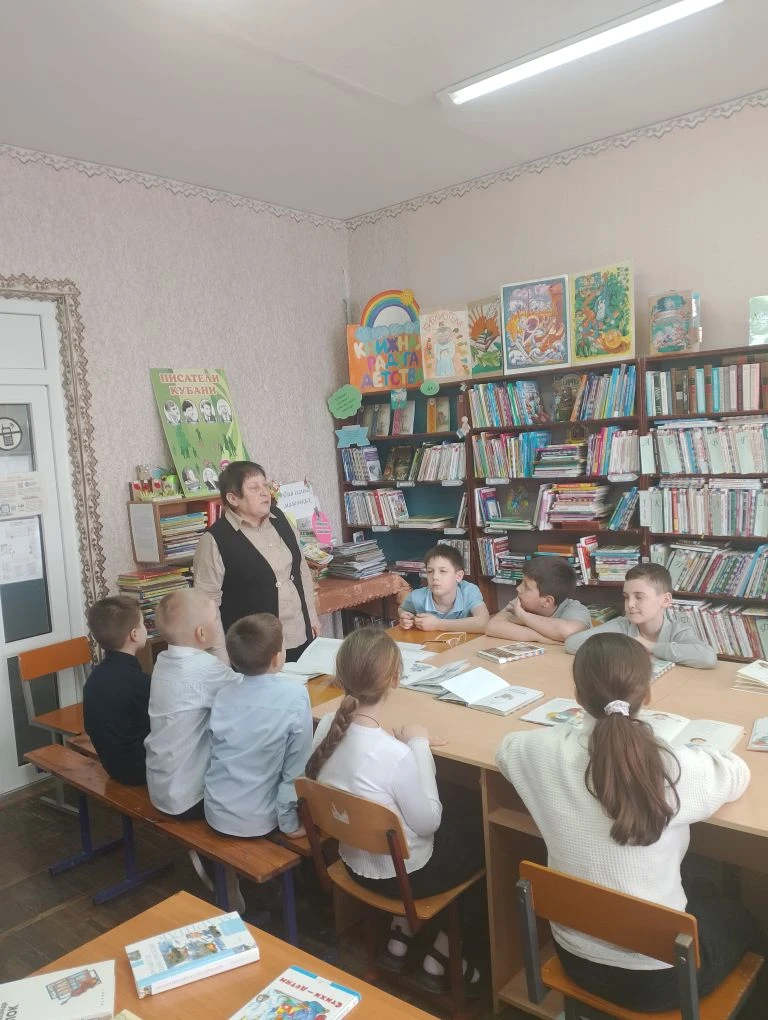 Школьный библиотечный клуб ,,С книгой по жизни" пригласил в гости учащихся 3 б класса. Ученики посмо