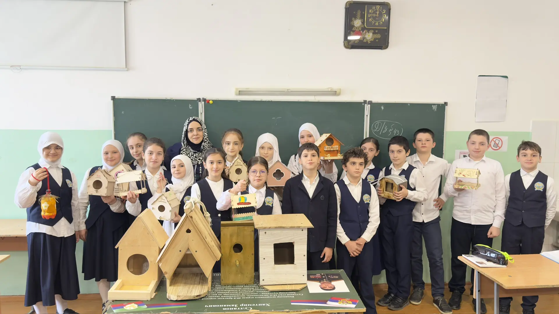 🕊️ В честь Дня птиц учащиеся МБОУ СОШ 58 из 5/6 класса устроили по-настоящему полезную акцию.  Они н