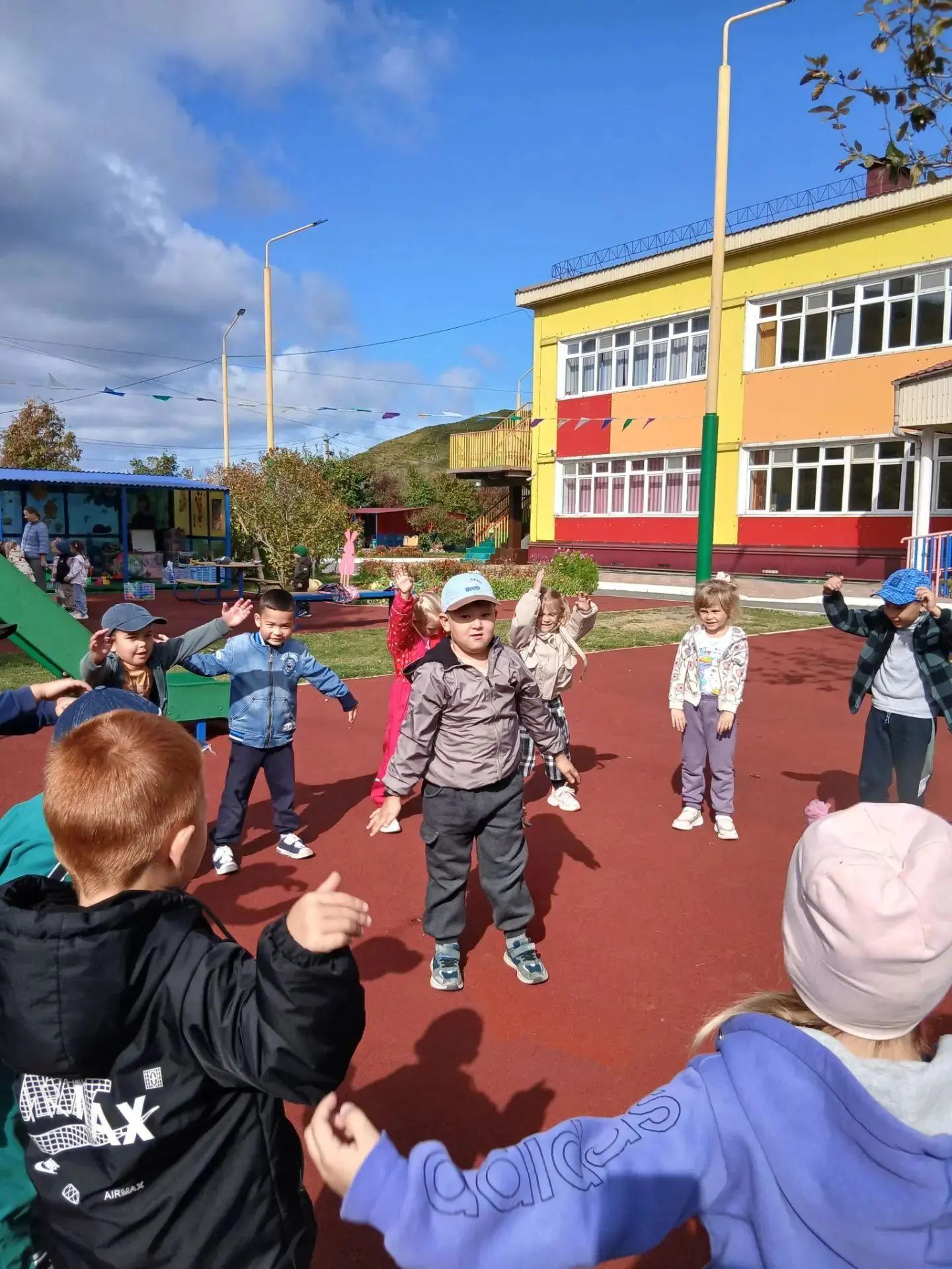 🌞🍂Солнце, воздух и игра: весёлый переполох на прогулке