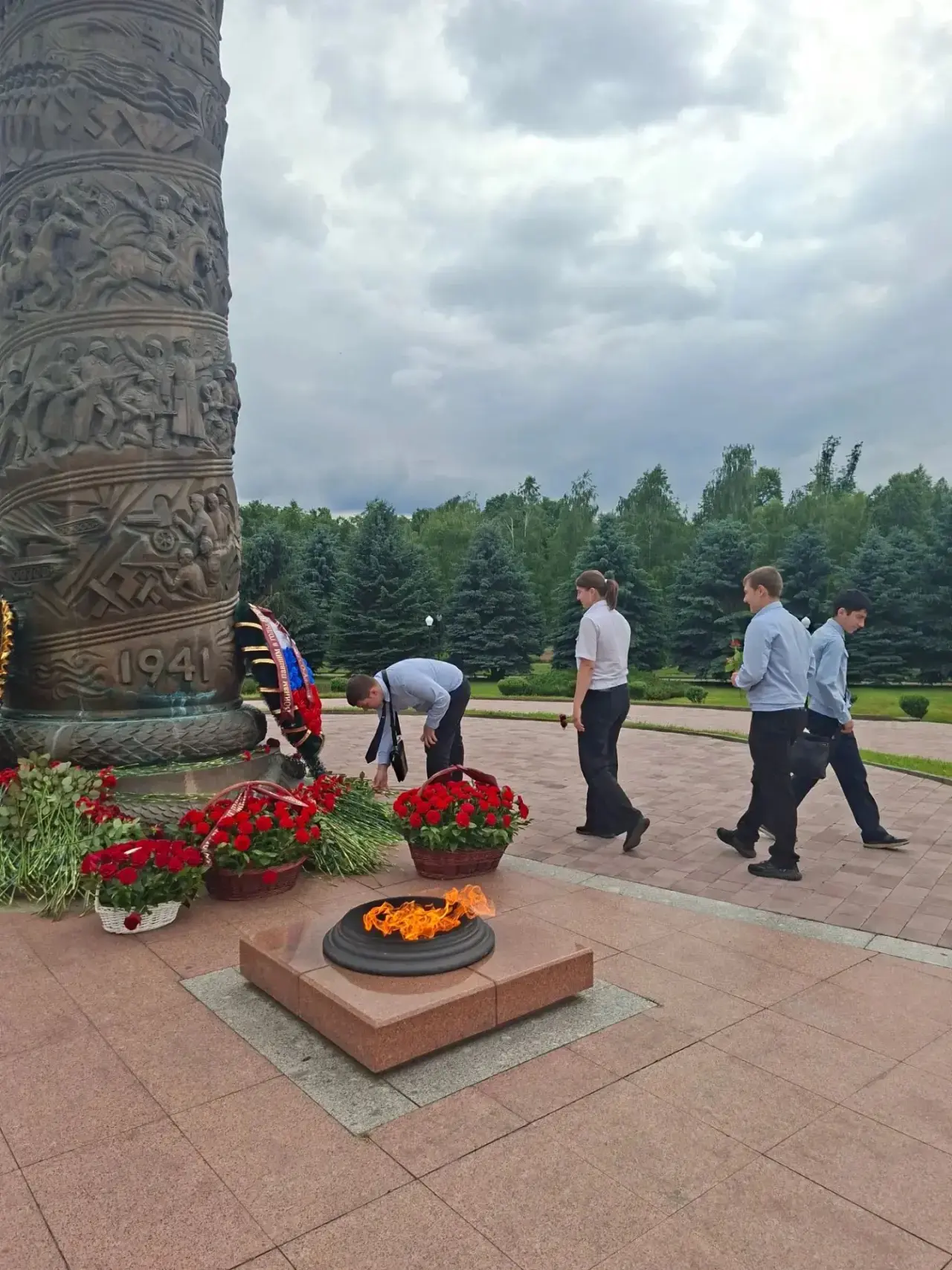 Здесь спят герои - в тишине земной,
Они отдали жизнь за нас с тобой.
В День памяти - минута тишины, 