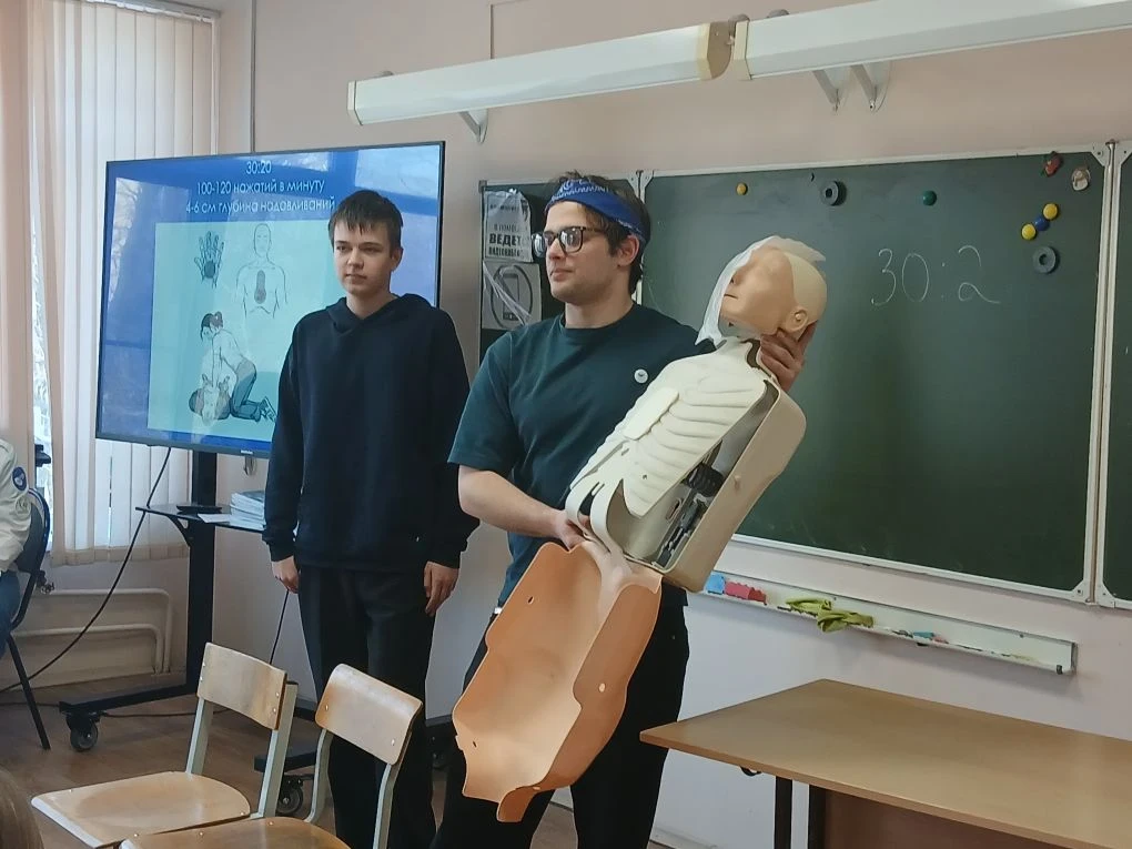 11 марта в гостях у учащихся 9а, 10б и 11а классов побывали волонтёры - студенты 2-го курса Институт