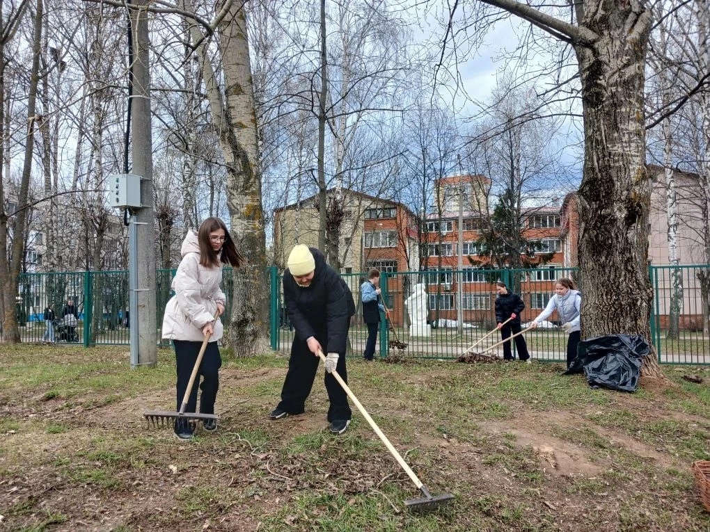 🌿 Наводим порядок на школьной территории  В рамках весенних субботников классы выходят на уборку шко