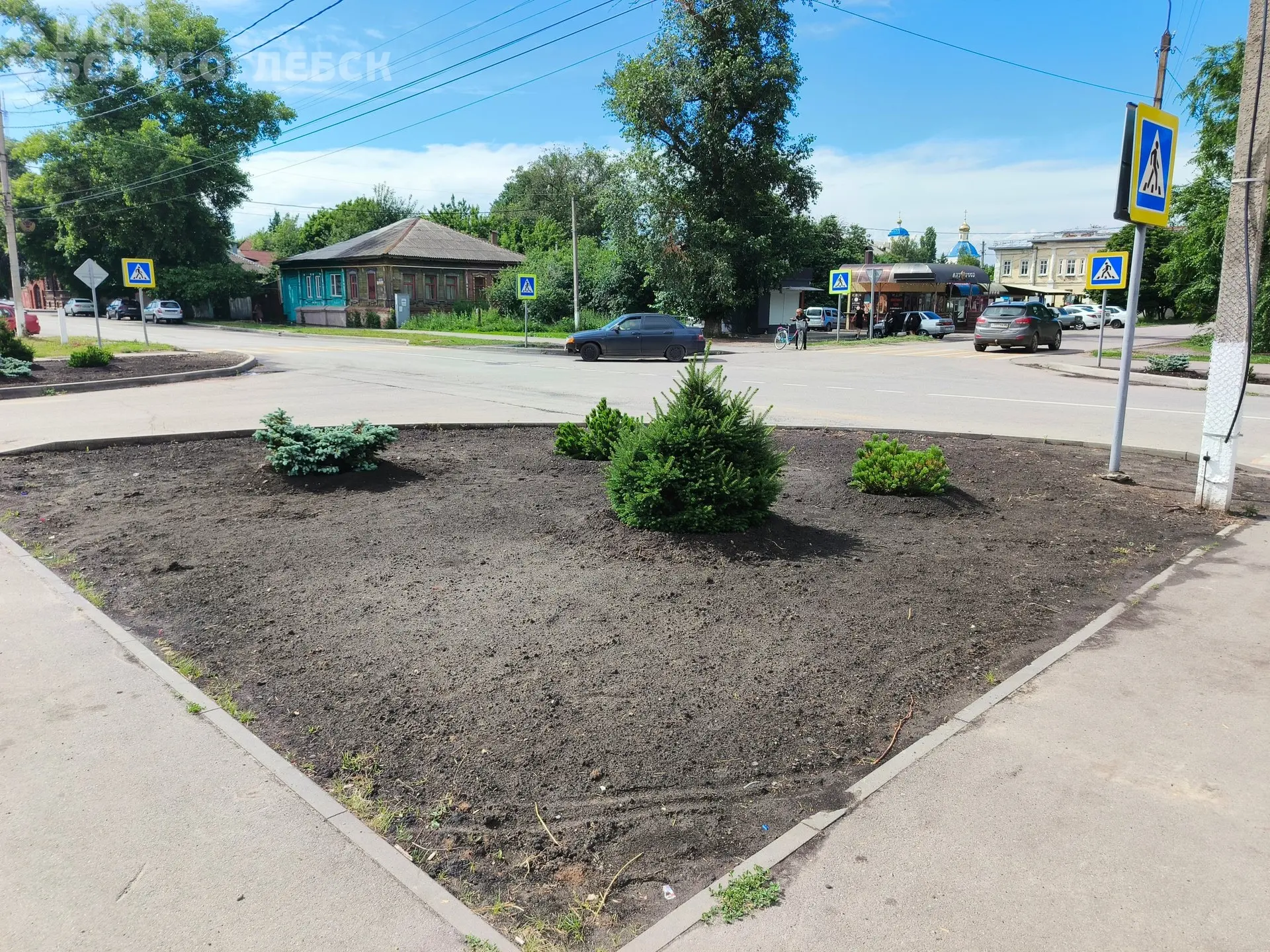 На перекрестке улиц Советская и Дубровинская стало зеленее. Ранее мы рассказывали, что сюда завезли 