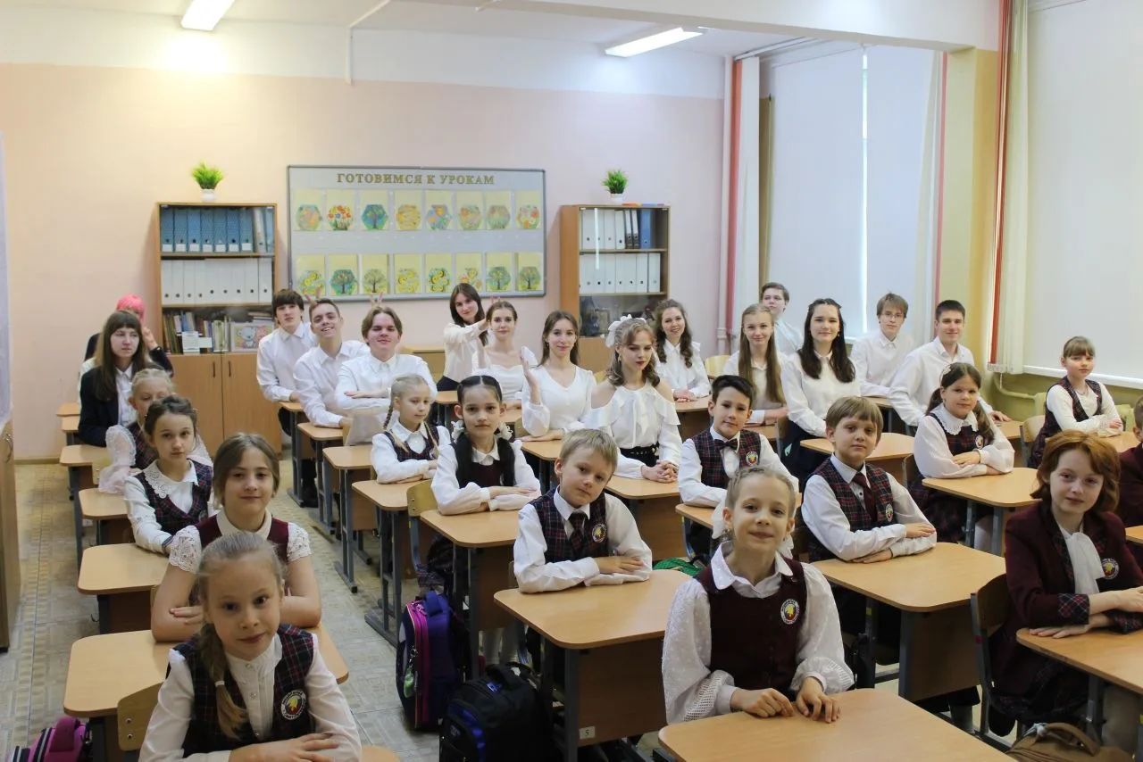 🎉 Прозвенел Последний звонок 🎓  🌟 Сегодня в нашем лицее состоялось одно из самых трогательных и долг