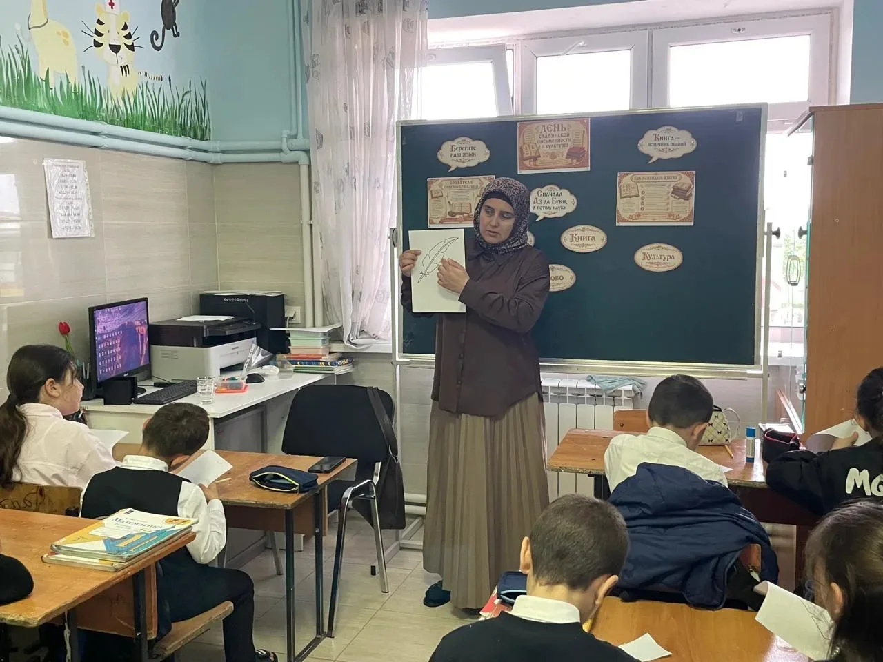 Ко Дню Славянской письменности и культуры учащиеся 1"б" класса изготовили поделки "перо"
