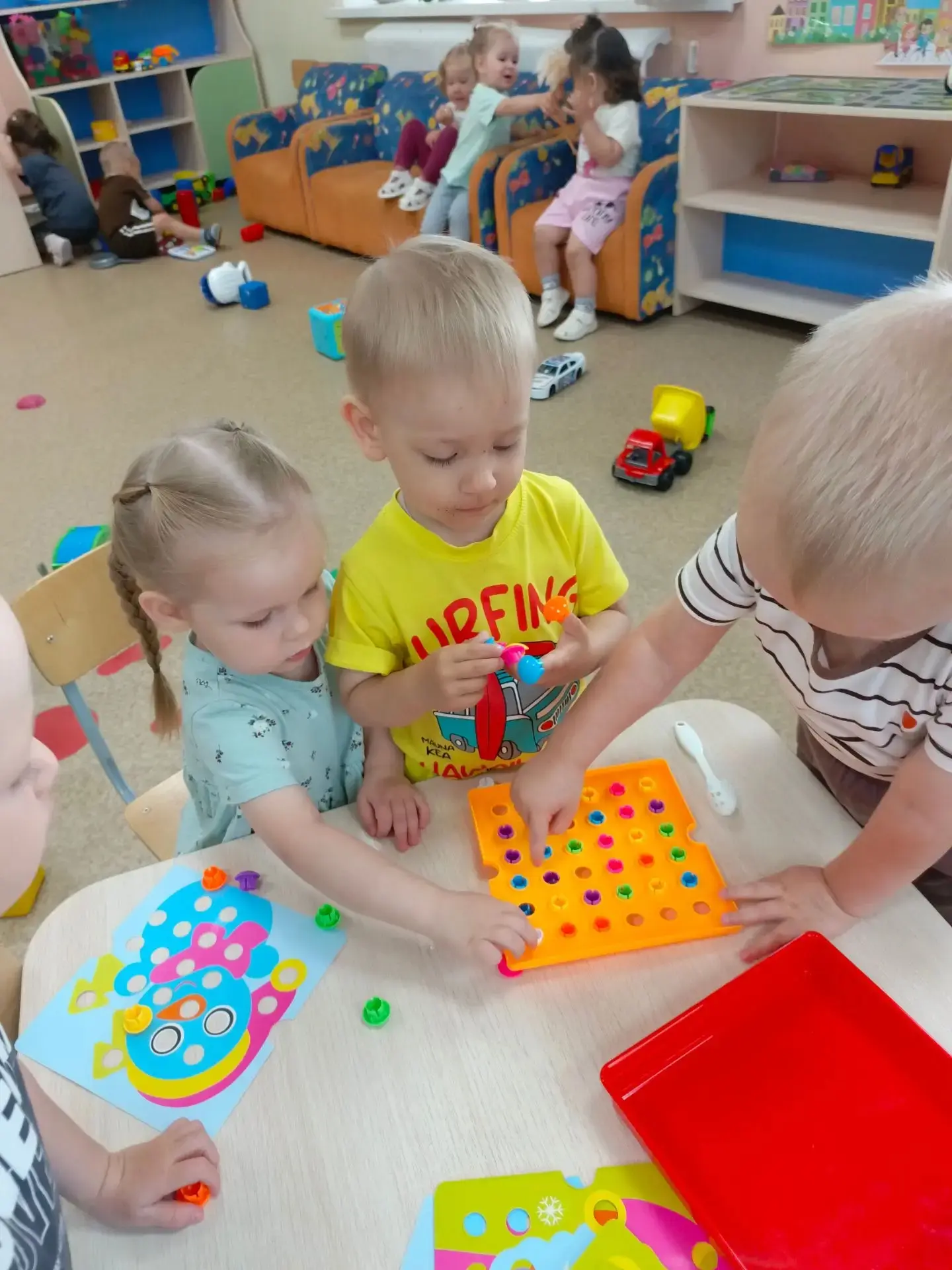 Развиваемся, играя! Чем заняты наши почемучки? 🧩📚

​Каждый день в детском саду — это маленькое пут