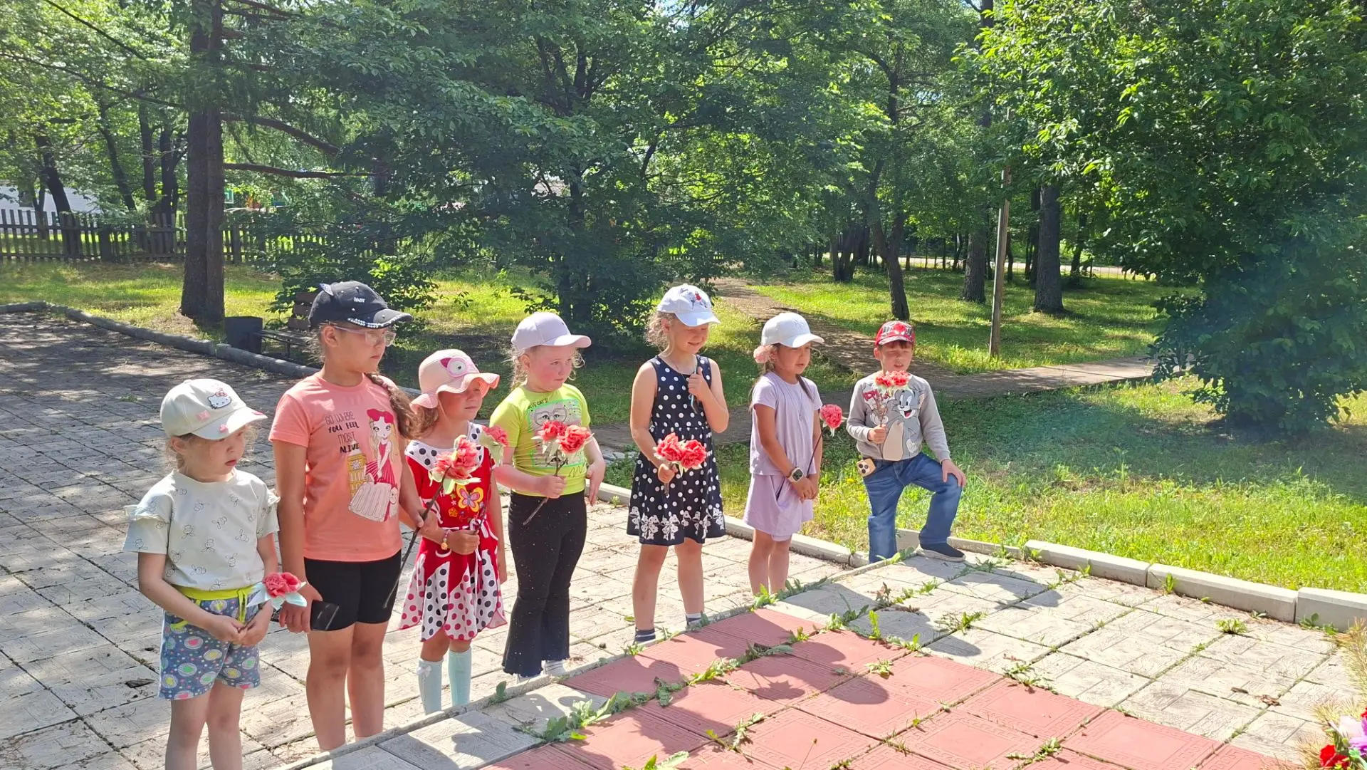 Сегодняшний день в пришкольном лагере  был особым. Ребята прожили его от тихой скорби до звонкого сп