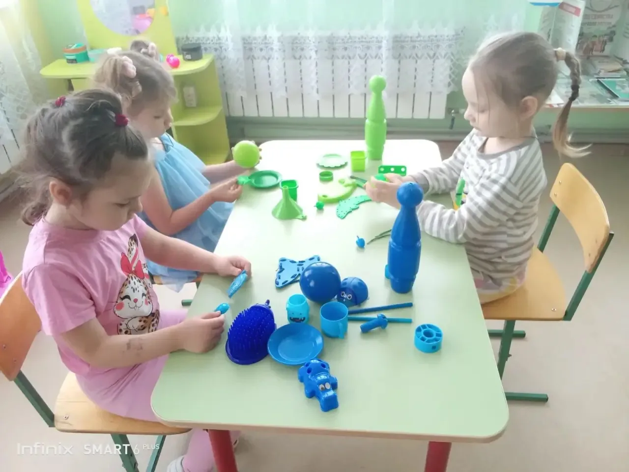 Во второй младшей группе детского сада "Солнышко" прошёл день цвета. Малыши рассматрива...