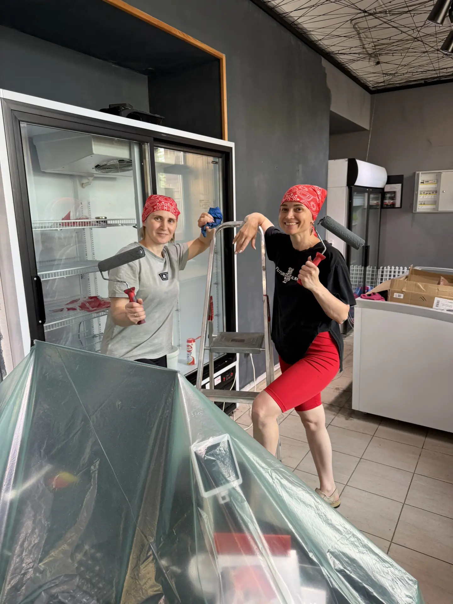 Бригада опытных маляров принимает заказы 😝😅 
Сделали ремонт в магазина Омска на Маркса, 38. Первен