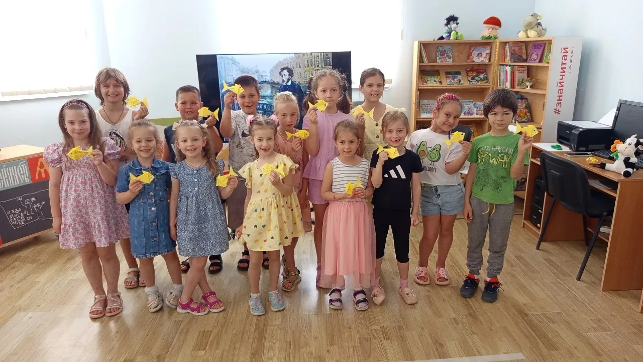 В стенах библиотеки-филиала №3 для детей сегодня на занятии библиотечной Арт-студии "Ра...