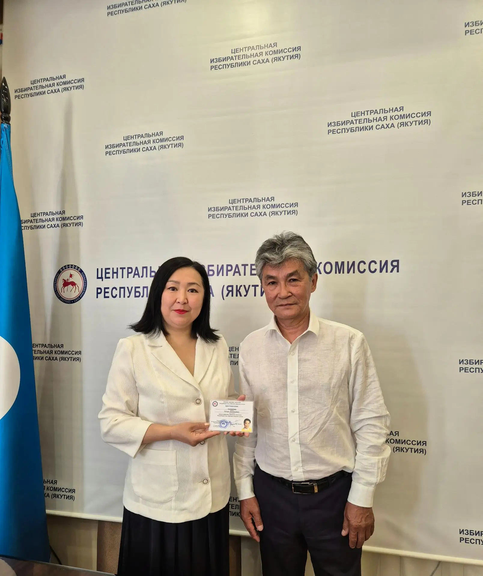 Татьяне Тымыровой вручено удостоверение об избрании народным депутатом 

Председатель Центризбиркома