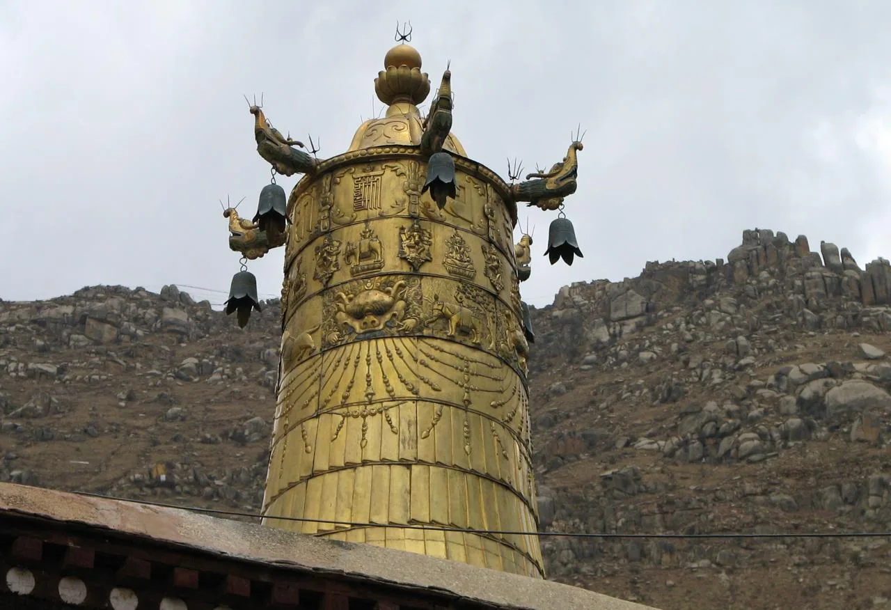 Монастырь Сэра в Лхасе, Китай 🇨🇳  🔹 Монастырь Сэра или Сера - один из крупнейших буддийских монастыр