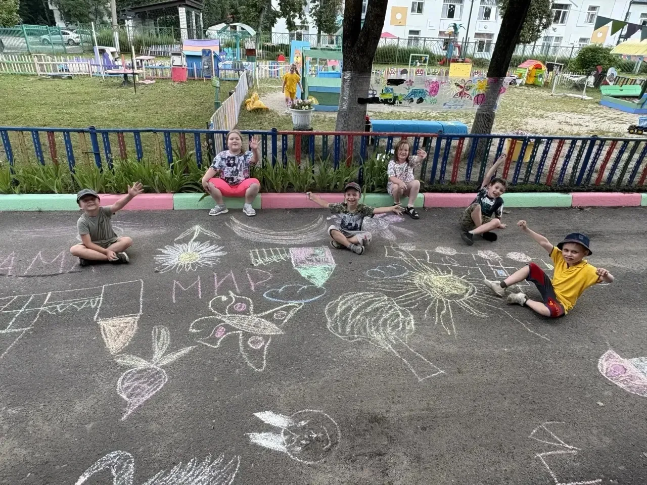 👦🏻👧🏻Ребята из группы «Капитошки» и воспитатели организовали художественную галерею под открытым 