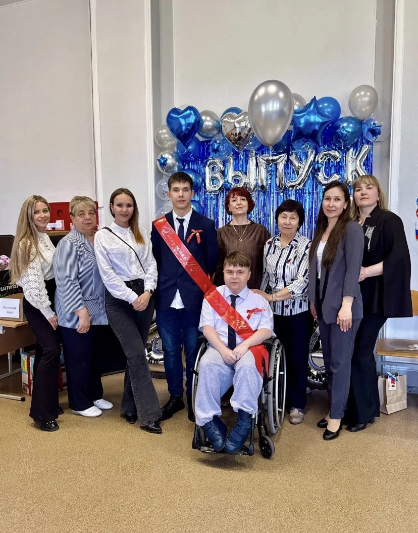 🔔 Последний звонок прозвенел — пора в новую жизнь! 🎈

🤩 Дорогие выпускники, пусть школьные воспом