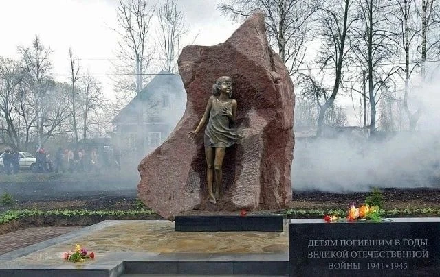 Этот памятник стоит в селе Лычково. Здесь похоронены останки более 2000 детей, эвакуированных из Лен