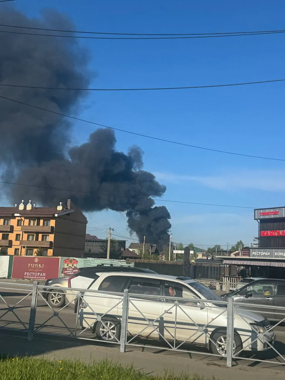 🔥Жесткий пожар в районе Баррикад.   Горят покрышки, пожарные на месте. Чернющий столб дыма видно со 