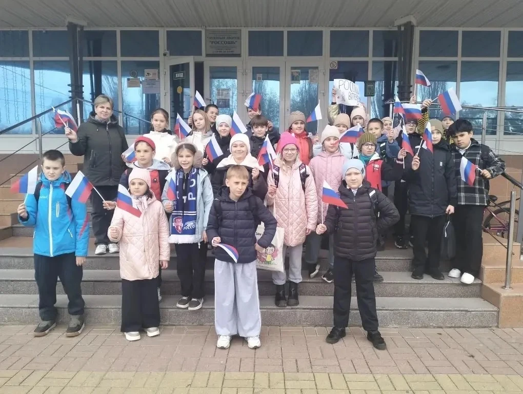 ЖАРКАЯ БИТВА НА ЛЬДУ: КАК 4 «В» ПОДДЕРЖАЛ РОДНУЮ КОМАНДУ!  Сегодня ученики 4 «В» класса сменили прив