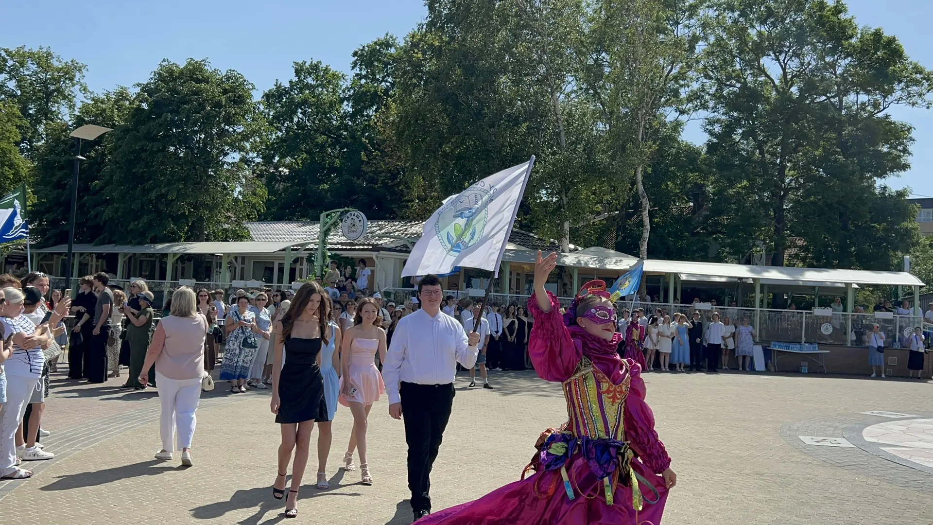 🎉 День, который останется в сердце навсегда! 🎉

После торжественной линейки выпускники 11‑го класс