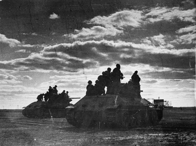 Советский танковый десант на танках Т-34 в районе Сталинграда.