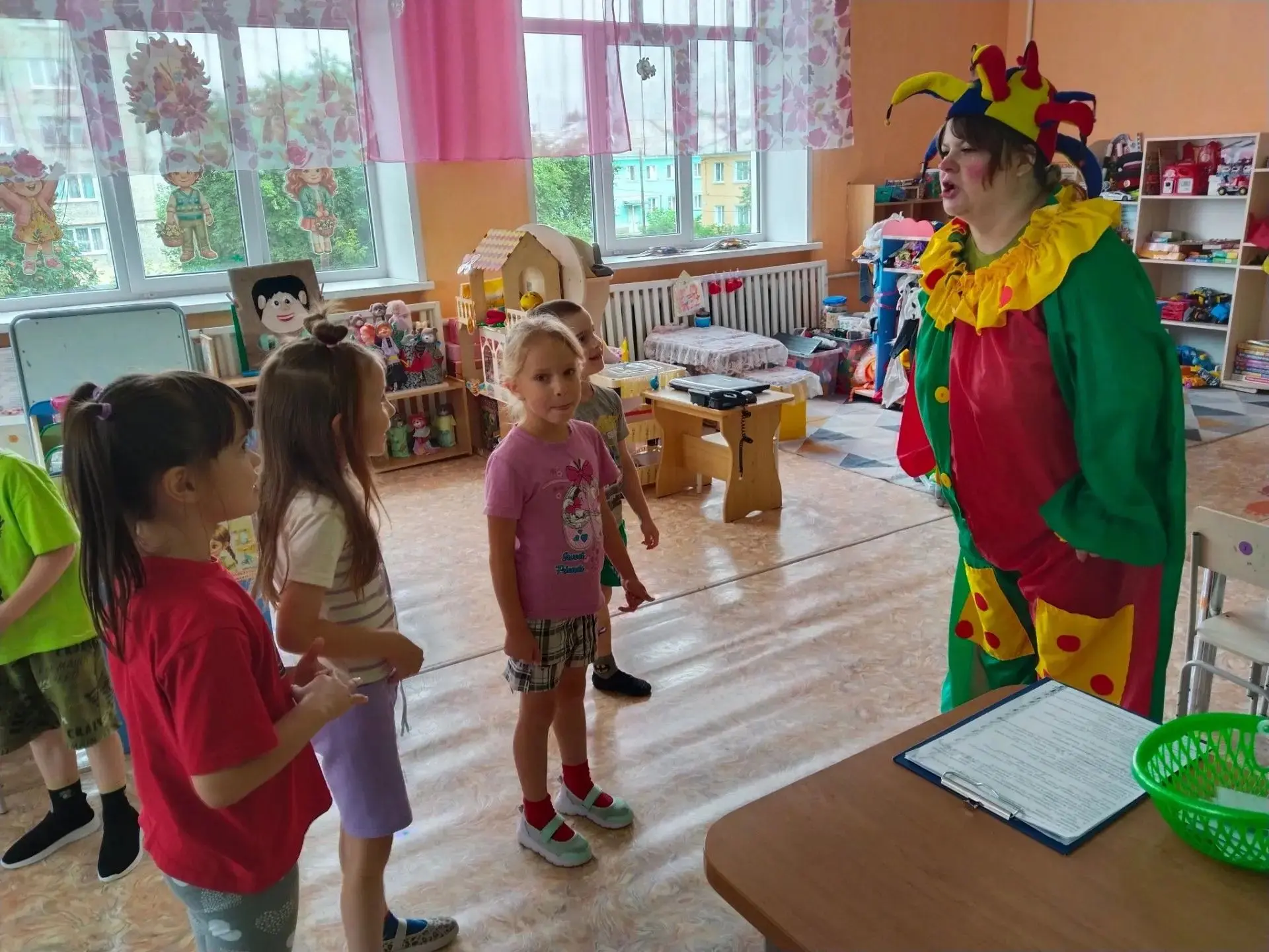 🎭 Волшебный день в театре: «Три поросёнка» покорили сердца ребят! 🎭 В нашем детском саду случилось