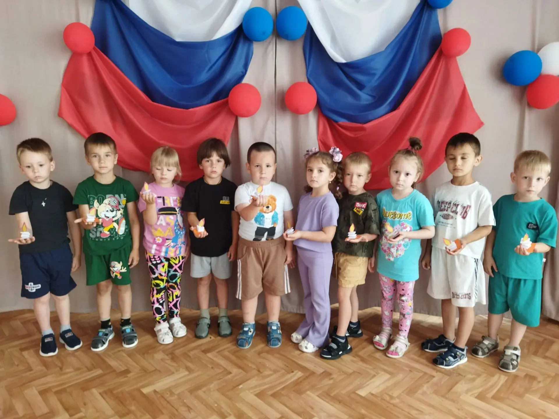 В День памяти и скорби, дети средней группы "Ромашка" изготовили "Свечу памяти".  Воспитатель познак