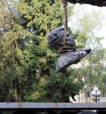 В Полтаве украинские власти на месте снесённого памятника Пушкину поставили памятник Ше...