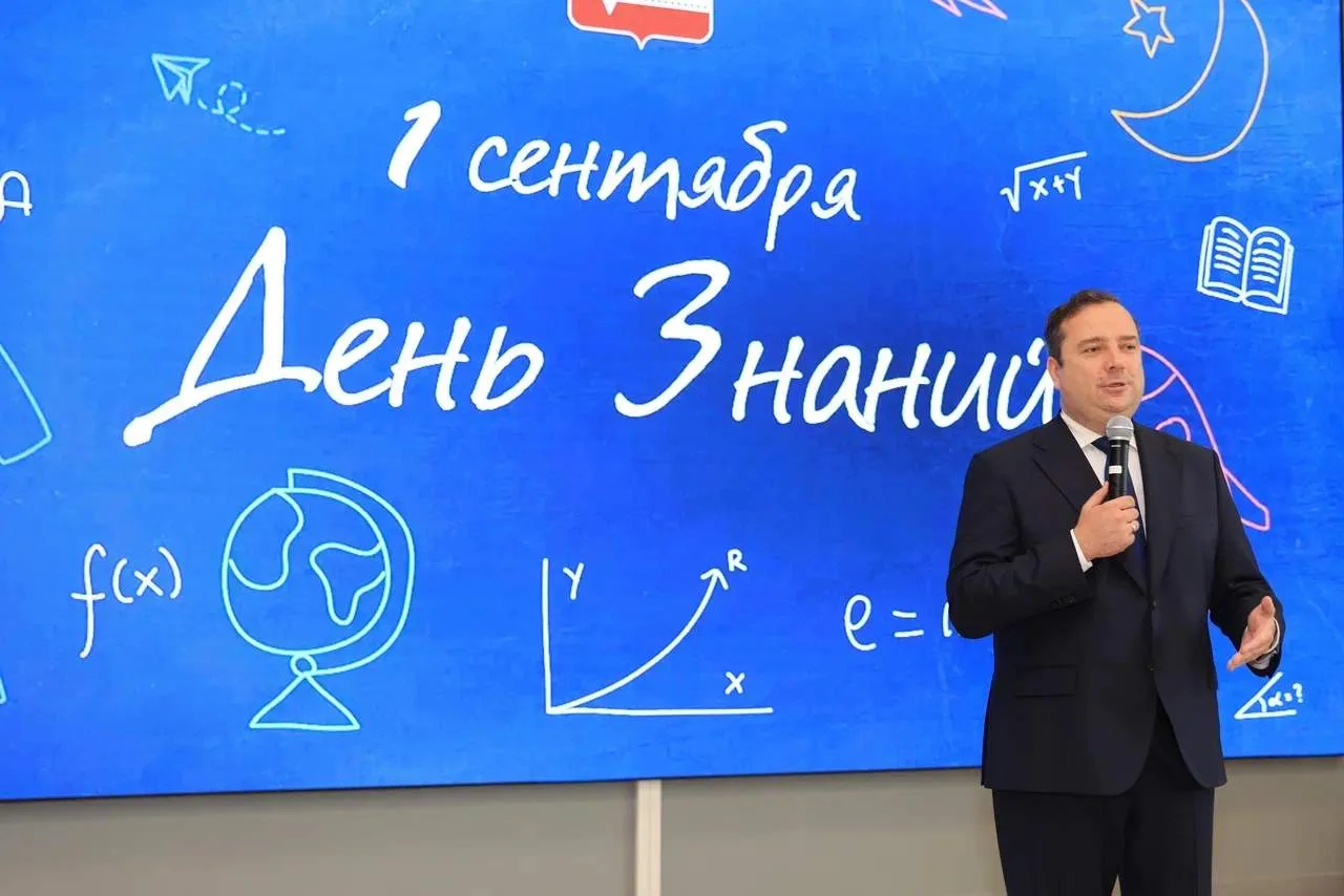 Прозвенел первый звонок в новой школе № 2 имени М. Ф. Тихонова в микрорайоне Первомайский.