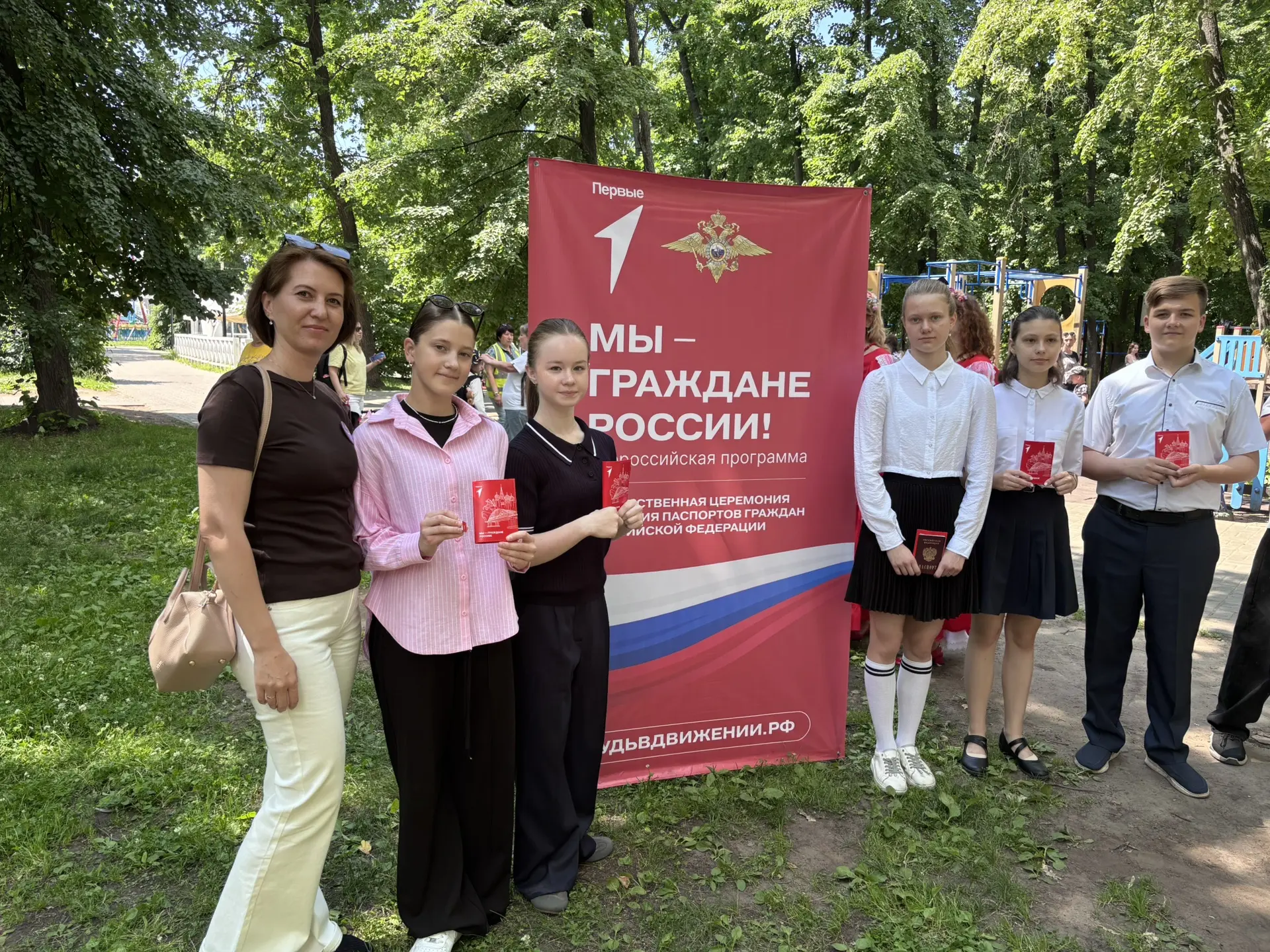 📕Сегодня, в День России, состоялось самое патриотичное вручение паспортов гражданам Российской Феде