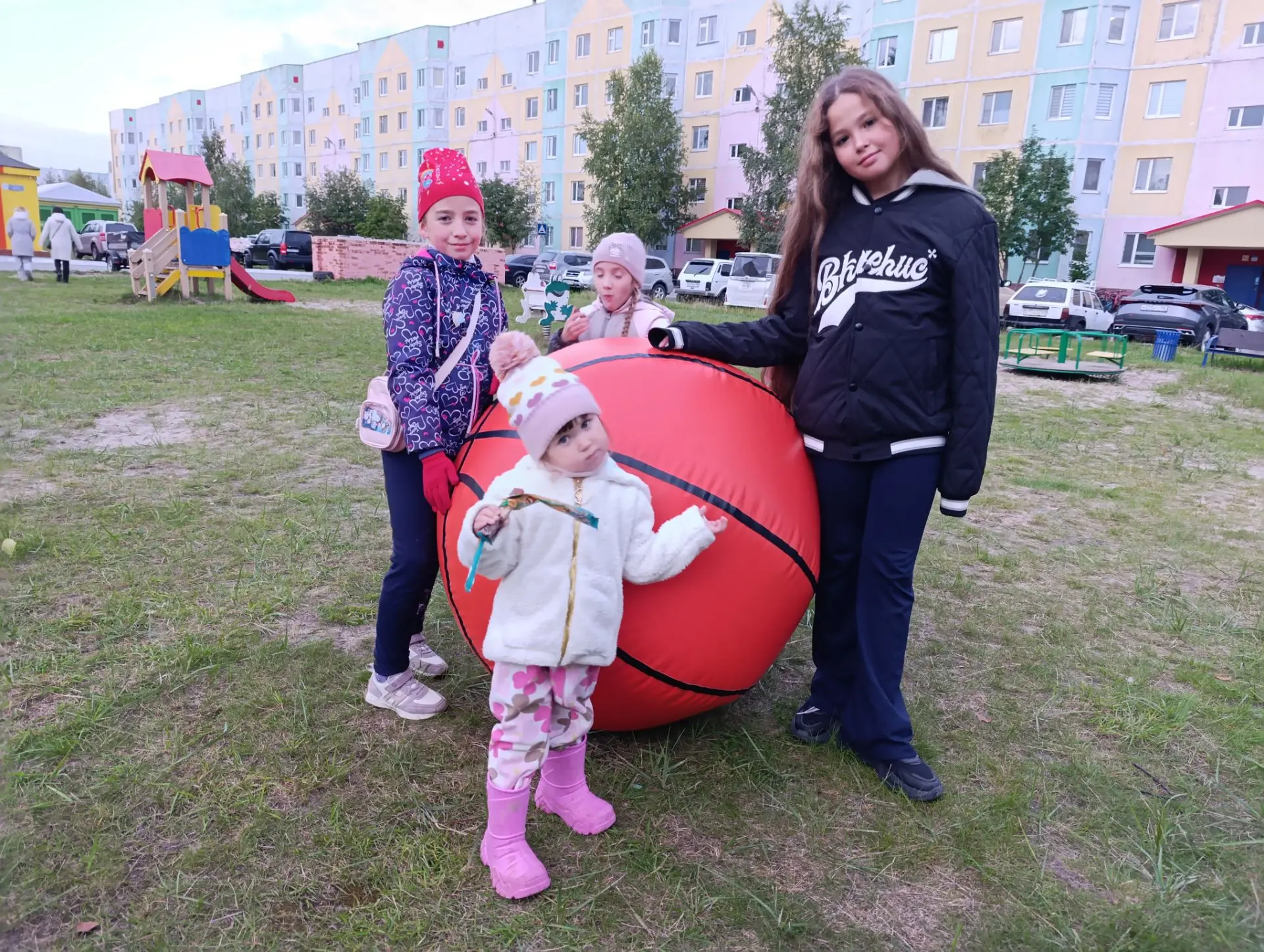 ⛹Праздник "Добрые соседи" прошёл сегодня в уютном и просторном дворе по улице Мира, 1, ...