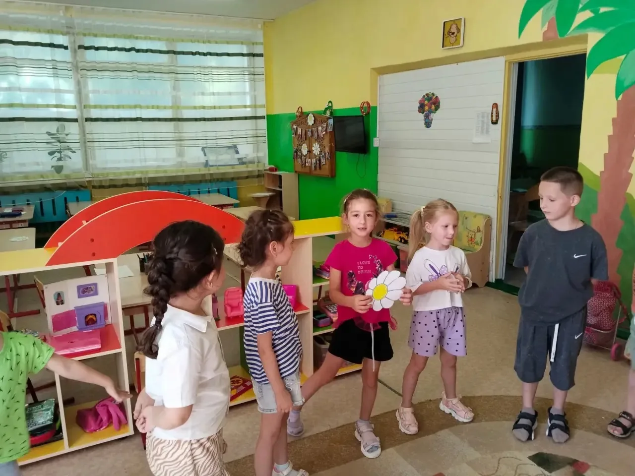 Семья — это мы❤️🌼

В группах «Цветик-семицветик» и «Радуга» прошел день, наполненный любовью и твор